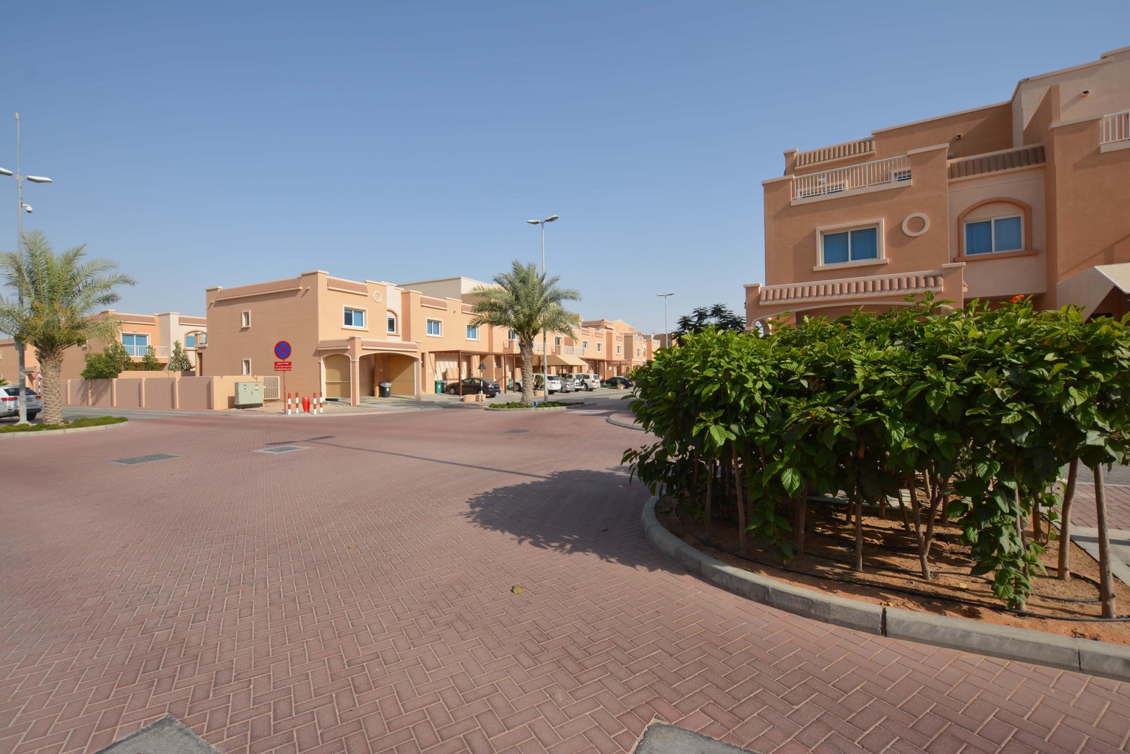 Aerial view of Al Reef Villas in Abu Dhabi highlighting villa layouts, green spaces, and the surrounding neighborhood.